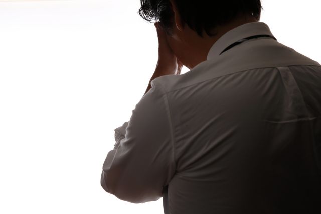 悩みこむビジネスマン