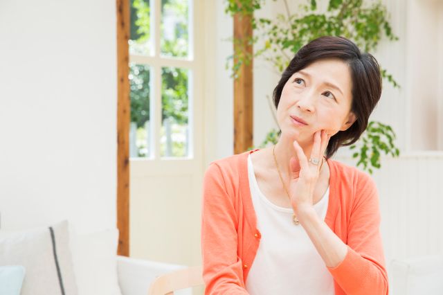 何かを思い出そうとする女性